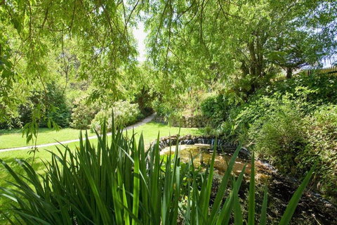 PLUM TREE COTTAGE - Spa Cottage With Woodfire - Pubs and Clubs 3