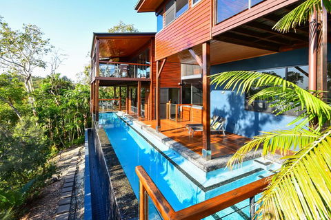 Point Blue On Hamilton Island - Pubs and Clubs 0