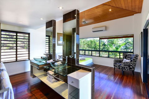 Point Blue On Hamilton Island - Pubs and Clubs 3
