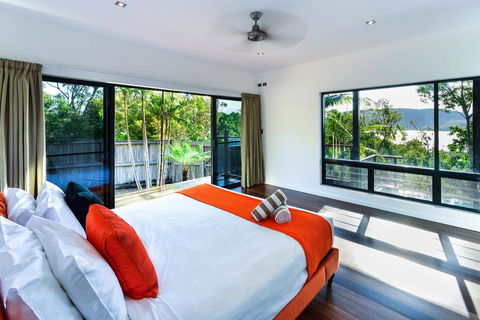 Point Blue On Hamilton Island - Pubs and Clubs 2
