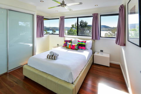 Point Blue On Hamilton Island - Pubs and Clubs 1