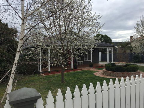 Pomegranate Guest House - Pubs and Clubs 1