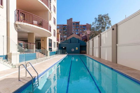 Poolside Sydney 1 Bedroom Apartment - Go Out 3