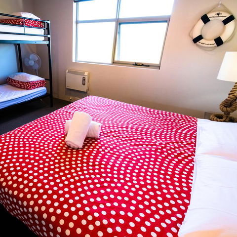 Port Campbell Hostel - Pubs and Clubs 3