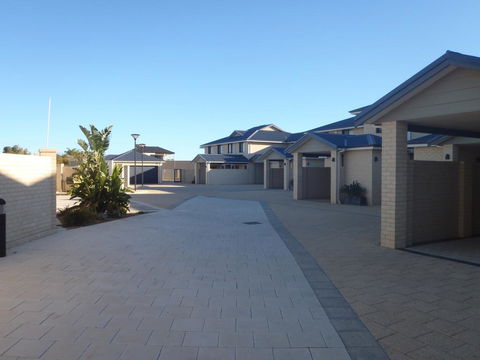 Port Denison Beach Resort - Pubs and Clubs 3
