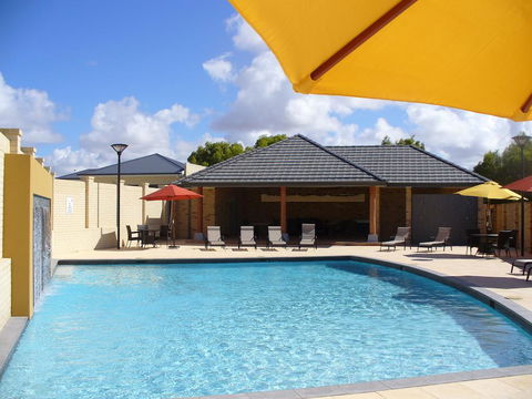 Port Denison Beach Resort - Pubs and Clubs 0