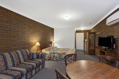 Port Fairy Motor Inn - Pubs and Clubs 1
