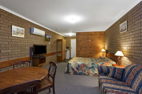 Port Fairy Motor Inn - Pubs and Clubs 3