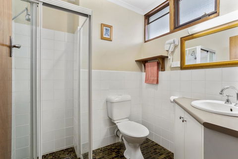 Port Fairy Motor Inn - Pubs and Clubs 2