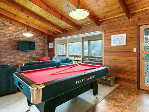 Powlett Place - Pubs and Clubs 1