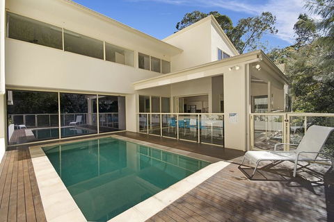 Prestigious House In Little Cove - 4 Baywoods - Pubs and Clubs 0