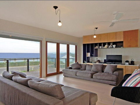 Prime Position - Across From Seven Mile Beach - Pubs and Clubs 1