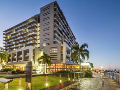 Privately Owned Hotel Room By Cairns Marina 222 - Pubs and Clubs 1