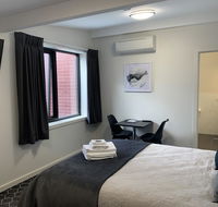 Queens Arms Hotel - Pubs and Clubs