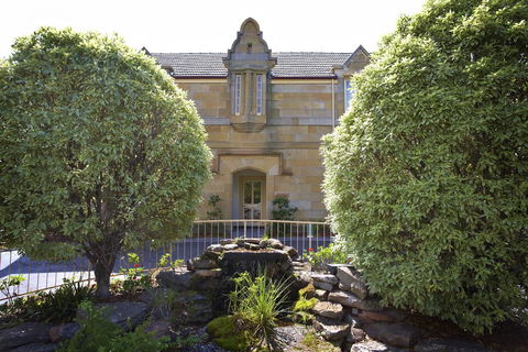 Quest Trinity House - Pubs and Clubs 0