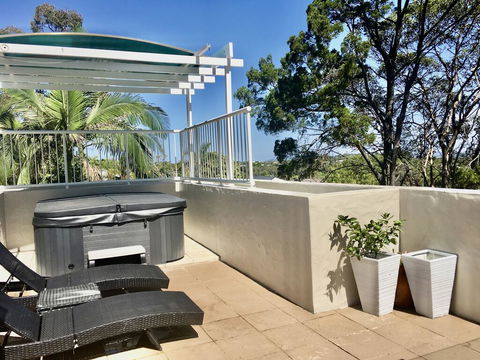 Quiet Oasis Apartment With Rooftop Spa - Pubs and Clubs 1