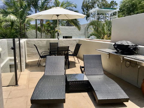 Quiet Oasis Apartment With Rooftop Spa - Pubs and Clubs 2
