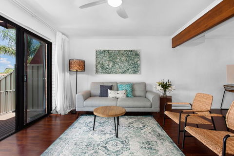 Quiet Waterfront Retreat In Family Neighbourhood - Pubs and Clubs 2