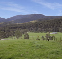 Quins Gap Private Retreat - Pubs and Clubs