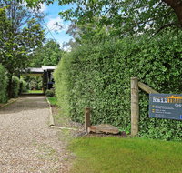 Rail Trail Cottage - BRIGHT - Pubs and Clubs
