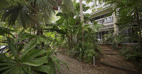 Rainforest Castaways Resort And Spa - Pubs and Clubs 3
