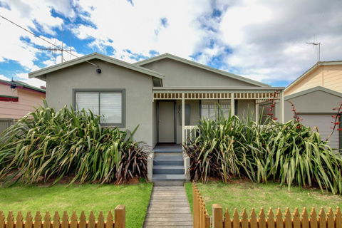 Reardon Place - Moments From The Family Friendly Pea Soup Cove - Pubs and Clubs 0