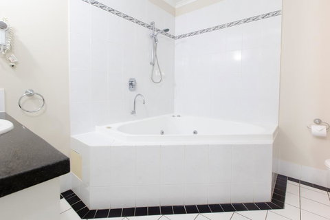 REGAL 32 APARTMENT - SPA BATH - Macrossan St - Go Out 2