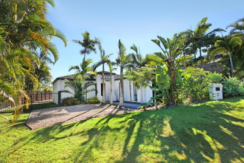 Relax At Coolum - Pubs and Clubs 1