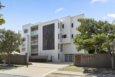 Relax In Stylish Comfort, Sunshine Beach - Pubs and Clubs 0