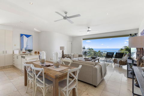 Relax In Stylish Comfort, Sunshine Beach - Pubs and Clubs 1