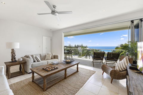 Relax In Stylish Comfort, Sunshine Beach - Pubs and Clubs 2
