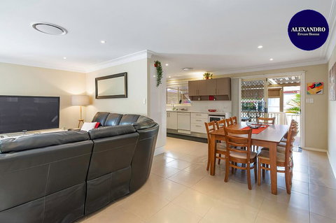 RELAXED COASTAL GETAWAY // MOMENTS TO WATERFRONT - Go Out 0