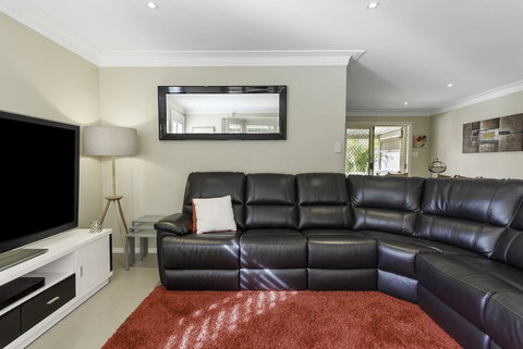 RELAXED COASTAL GETAWAY // MOMENTS TO WATERFRONT - Go Out 3