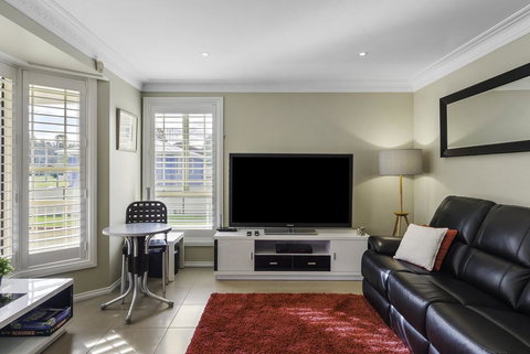 RELAXED COASTAL GETAWAY // MOMENTS TO WATERFRONT - Go Out 2