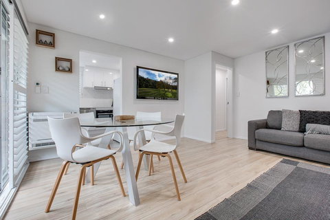 Renovated Unit In The Heart Of Macquarie Park - Pubs and Clubs 0