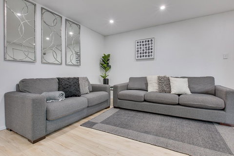 Renovated Unit In The Heart Of Macquarie Park - Pubs and Clubs 1