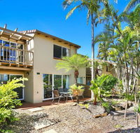 Resort Style - The Oasis Resort Villa 7 2 Landsborough Pde - Pubs and Clubs