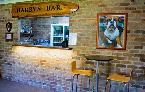 Rest Point Motor Inn - Go Out 3