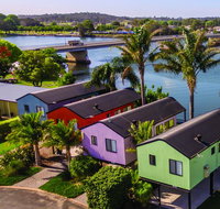 Riverbreeze Holiday Park - Pubs and Clubs