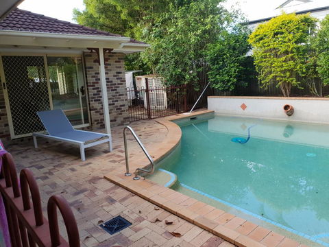 Robyn's Nest - Hosted, Bed And Breakfast - Pubs and Clubs 0
