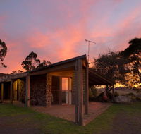 Rockbank Retreat - Pubs and Clubs