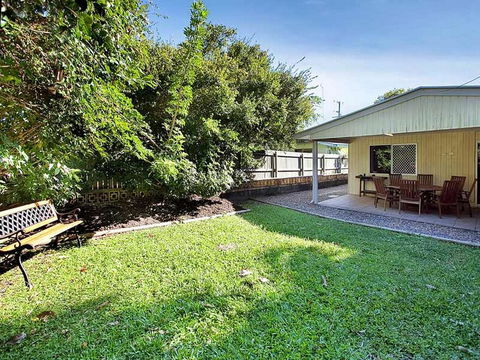 Roderick Street 52, Moffat Beach - Pubs and Clubs 0