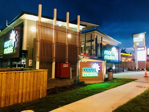 Room Motels Gympie - Pubs and Clubs 1