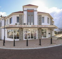 Rose Hotel Clarkson - Go Out