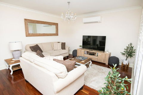 Roselawn Entertainer Large & Luxurious, Sleeps 12 - Pubs and Clubs 0