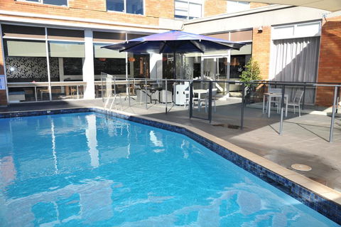 Royal Pacific Hotel - Pubs and Clubs 1