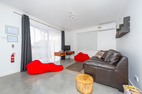 Salty Kisses Holiday House - Pubs and Clubs 1