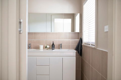 Sampson St, Large Stylish CBD Home, Sleeps 11 - Pubs and Clubs 3