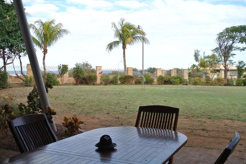 Samson Beach Chalets - Pubs and Clubs 1