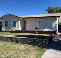 Sandy Shoal' 46 Rigney Street - Shoal Bay Beach Cottage with aircon - Pubs and Clubs